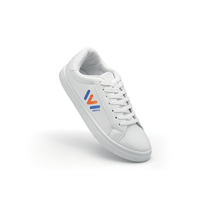 Zapatilla blanca con cordones y logo VENTO en azul y naranja sobre fondo blanco.