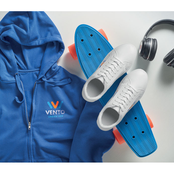 Sudadera azul con el logo Vento Urban SK8, patinete, zapatillas blancas y auriculares en un fondo claro.